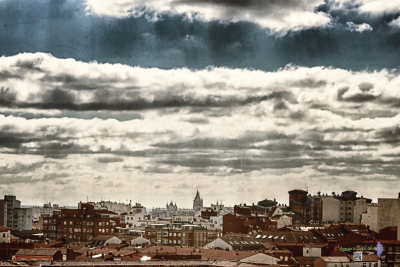 La Catedral de Leon vista desde el Complejo Hospitalario.jpg